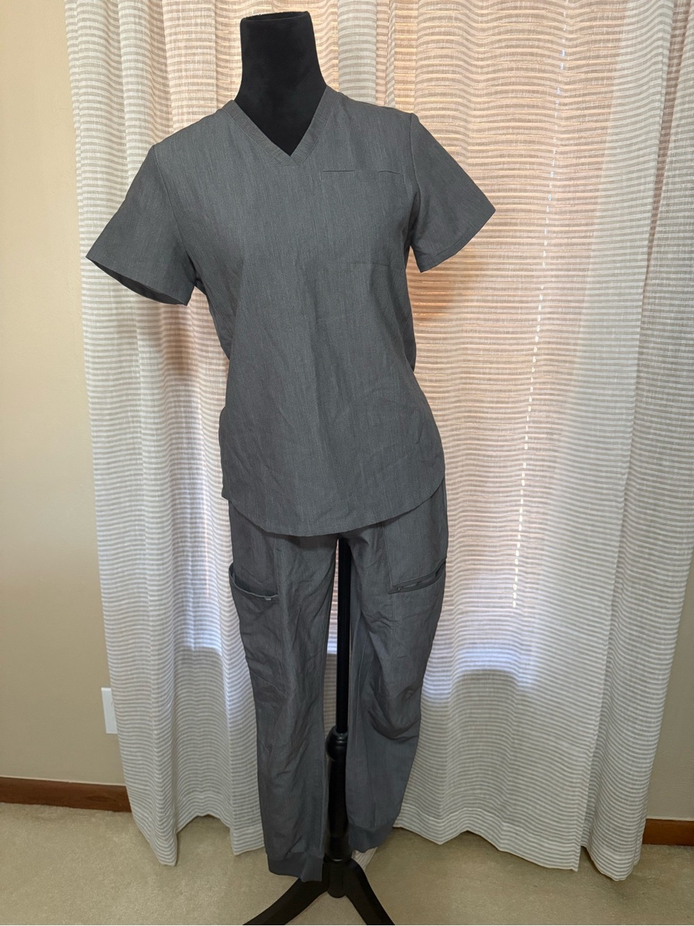 Fabletics Women’s Gray Medical Scrub Set - top xs bottom s